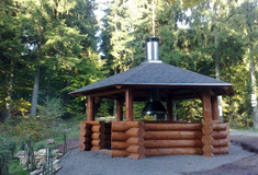 Lesy ČR otevírají pro turisty v Trutnově nový srubový altán