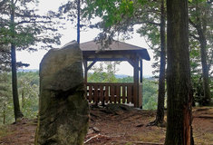 Dřevěný altán letos postavily na Krumlovsku Lesy ČR