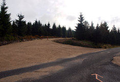 Díky Lesům ČR slouží turistům v Jizerských horách nová cesta propojující dvě návštěvníky nejoblíbenější lokality