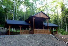 Altán u Bezručova pramene v lázních Jeseník se díky Lesům ČR dočkal obnovy