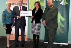 Zaměstnanci Lesů ČR věnovali Českému červenému kříži 200 tisíc korun na pomoc lidem postiženým povodněmi