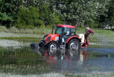 Lesy ČR se na Břeclavsku nadále snaží zabránit kalamitám komářích populací – preventivní postřiky vodních ploch a luk pokračují