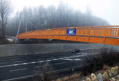 Lesy ČR propojily turistickou a lyžařskou trasu v Chřibech novou dřevěnou lávkou