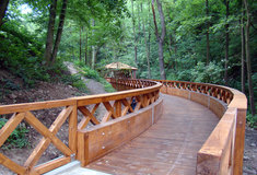 Mimořádný úspěch dřevěné lávky Lesů ČR u brněnského hradu Veveří v soutěži Dřevěná stavba roku 2011