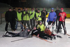 Lesníci obsadili kluziště v Jeseníku Lázních