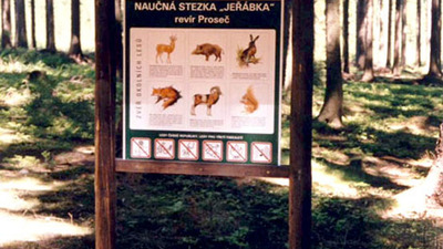 Vycházková trasa „Kozí roh – Ústupky“ a&nbsp;Naučná stezka „Jeřábka“