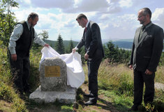 V Jizerkách u Souše přibyla další pamětní deska – lesníkům a zeleným lesům