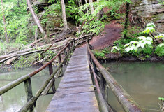 Lesy ČR – dobrá zpráva pro turisty: renovace turistické stezky v národní přírodní památce Peklo na Českolipsku je hotová