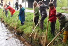 Děti z&nbsp;Prahy plavily dříví