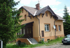 Lesy ČR prodávají nemovitosti i starší auta a vykupují lesy