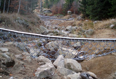 Na Smědavské hoře vybudovaly Lesy ČR unikátní protierozní opatření