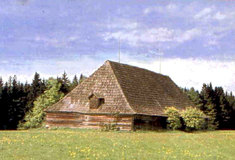 Zbytky Seníku Teslíny ve středočeských Brdech zůstanou díky Lesům ČR zachovány i pro budoucí generace