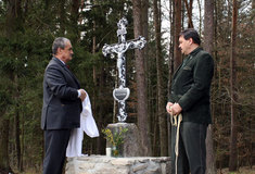 Pamětní tabule u bývalé Walterovy kaple