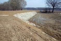 Protipovodňovou hráz v Kostelanech nad Moravou opravily Lesy ČR